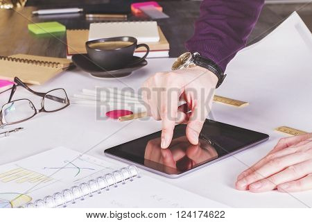 Hand Zooming Out