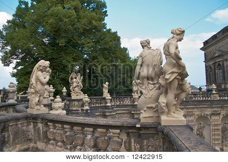 Dak sculpturen, Zwinger Palace