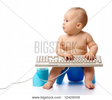 Bambino piccolo sta digitando sulla tastiera