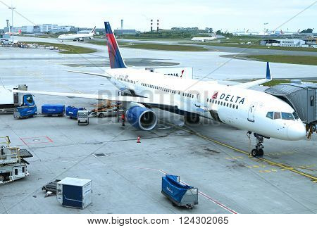 NEW YORK- MAY 23, 2015: Delta Airline Boeing 757 at the gate at the Terminal 4 at John F Kennedy International Airport in New York