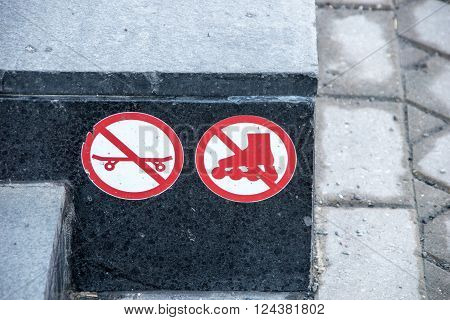 No roller skate / skateboard prohibition street sign
