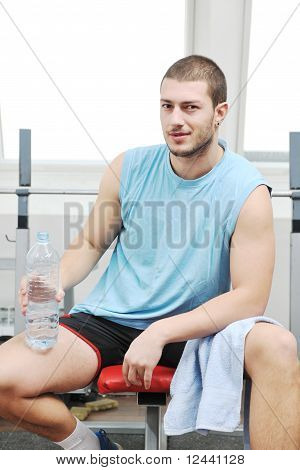 Muž pít vodu při Fitness cvičení