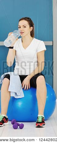 Žena pít vodu při Fitness cvičení