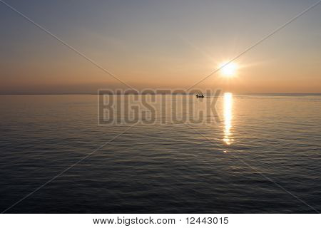 Закат отражение на море с лодки
