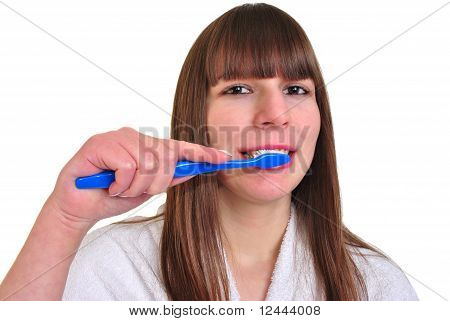 Nuori nainen puhdistus hampaita Teethbrush