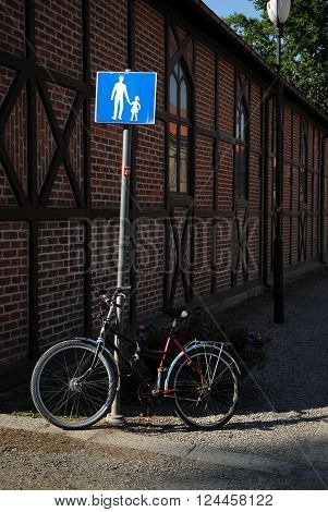 Bicycle standing next to a crosswalk sign with building in the background
** Note: Visible grain at 100%, best at smaller sizes