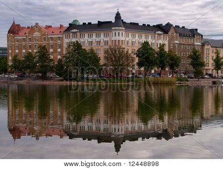 Helsinki: Heijastus kauniita taloja sisempi bay-lake Helsinki.