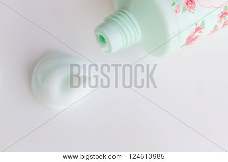 Squirt of cosmetic cream next to an open tube
** Note: Soft Focus at 100%, best at smaller sizes
