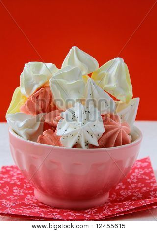 cookies de beze merengue colorido em um copo