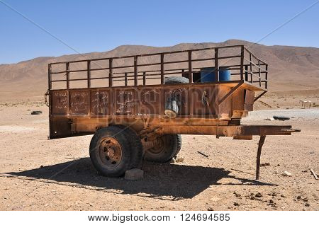 Tractor Trailer - October 10, 2010: Before the war in life Syria