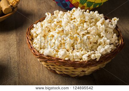 Freshly made popcorn on a table. Pipoca