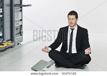 Business Man Praxis Yoga auf Netzwerk-Server-Raum