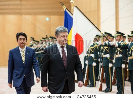 Petro Poroshenko And Shinzo Abe