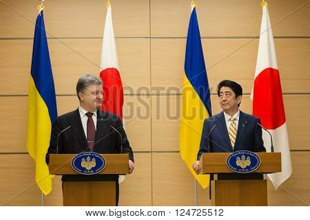 Petro Poroshenko And Shinzo Abe