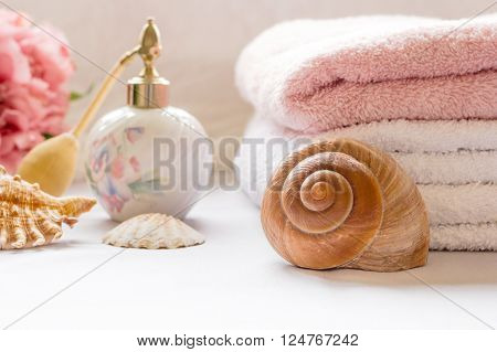 Bath arrangement with pnk and white towels and seashells