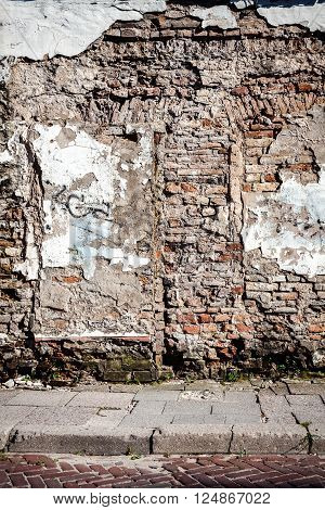 Old gungy street wall and a side walk