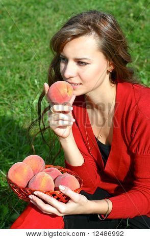 atraktivní mladá dívka s venkovní sentimentální ovoce