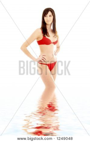 Rød Bikini Brunette i vand