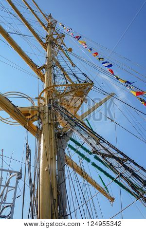 Mast vertically standing structure on the vessel.