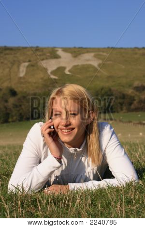 Junge Frau liegend auf ein Handy sprechen