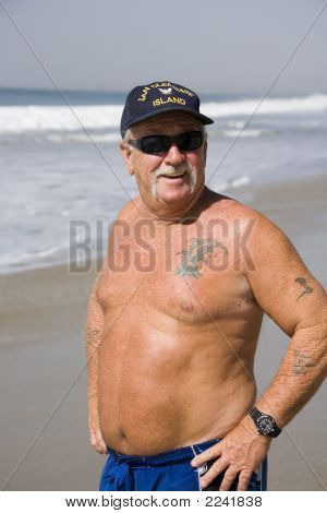 Un homme Senior, profitant de la plage et le Surf.