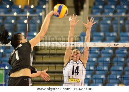 德布勒森、 匈牙利-7 月 9 日： 丽塔 Liliom (在黑 1） 在 CEV 的欧洲联赛女子排球在行动