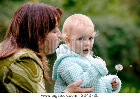 La madre y el niño con el diente de León