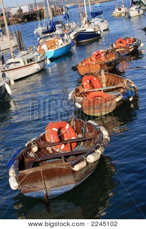 Boote im Hafen vor Anker