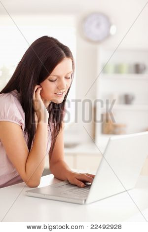 Žena při pohledu na klávesnici notebooku