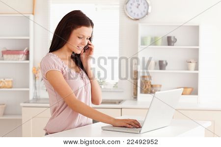 Žena telefonování a psaní