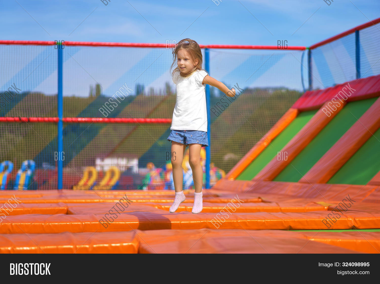 маленькая девочка прыгает. девочка в прыжке. маленькая девочка рыгает. мальчик скачет. маленькая девочка рыгает.