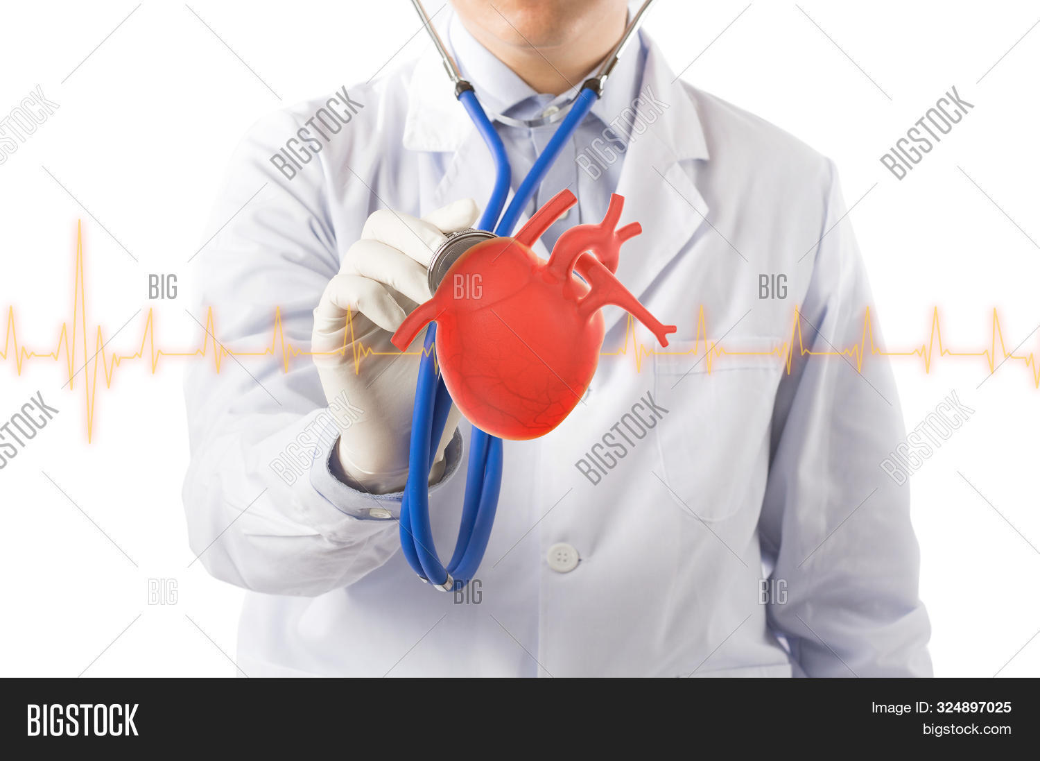 Врач который слушает сердце. Прослушивание сердца. Женщина врач. Врач с фонендоскопом. Врач который слушает сердце.