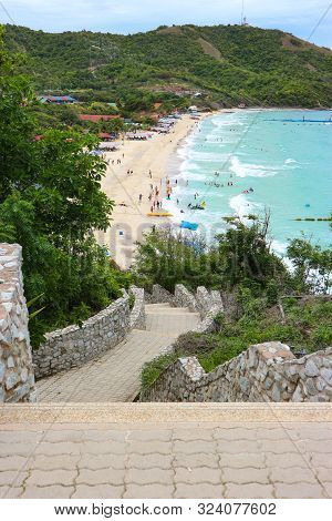 2019 September 06. Pattaya Thailand. High Angle View Of Clowd Of Tourists Enjoying With Natural Sea 