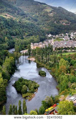 Río que fluye por un pequeño pueblo