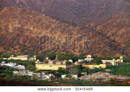 Intian temple shore mies Sagar järvi. Jaipur, Rajasthan, Intia