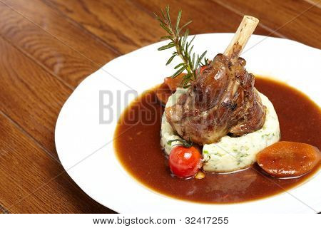 Codillo asado de cerdo con salsa