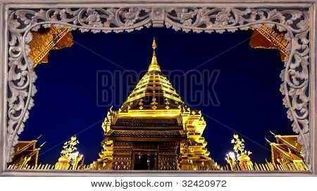 Goldent Pagoda en la cima de la montaña de Suthap.