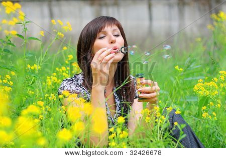 krásná dívka foukat bubliny