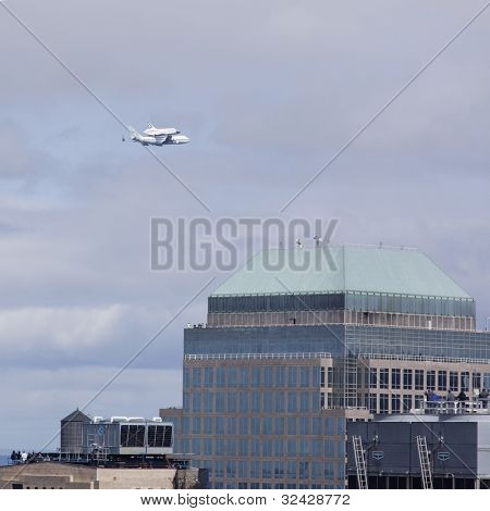 NUEVA YORK - 8 de Oct: Transbordador espacial Enterprise montado en nort de moscas de portaaviones de transporte 747 de la NASA