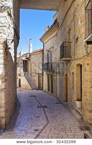 Yolun. Pietramontecorvino. Puglia. İtalya.