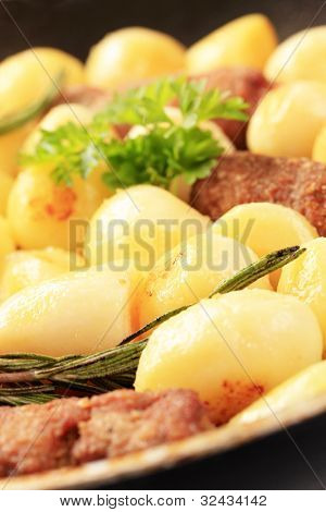 Chevapchichi i ziemniaki z tymiankiem na patelni czarny detal