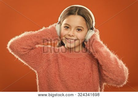 Easiest Way To Find New Music Similar To Songs You Already Love. Girl Cute Little Child Wear Headpho