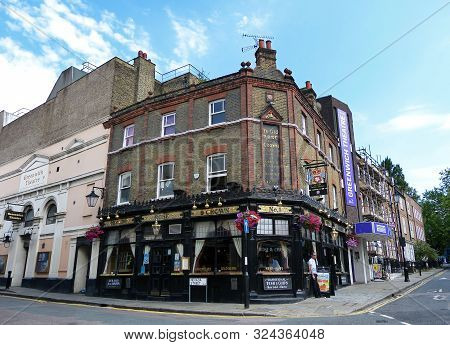 London / England Uk - Giugno 28, 2014:  Ye Olde Rose And Crown Pub Next To The Greenwich Theatre