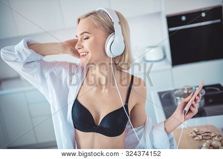 Closeu-up Portrait Of Her She Nice-looking Attractive Lovely Pretty Charming Cute Gorgeous Cheerful 