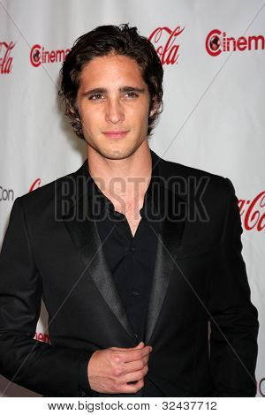 LAS VEGAS - APR 26: Diego Boneta ankommer til CinemaCon 2012 Talent Awards på Caesars Palace på A