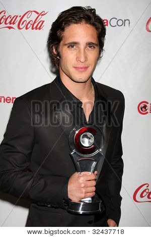 LAS VEGAS - APR 26: Diego Boneta ankommer til CinemaCon 2012 Talent Awards på Caesars Palace på A