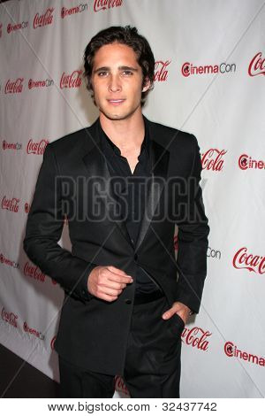 LAS VEGAS - APR 26: Diego Boneta ankommer til CinemaCon 2012 Talent Awards på Caesars Palace på A