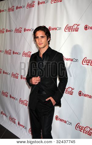 LAS VEGAS - APR 26: Diego Boneta ankommer til CinemaCon 2012 Talent Awards på Caesars Palace på A