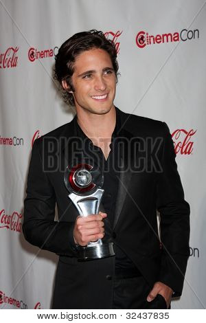 LAS VEGAS - APR 26: Diego Boneta ankommer til CinemaCon 2012 Talent Awards på Caesars Palace på A
