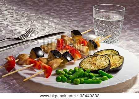 Assiette de légumes et de viandes grillées